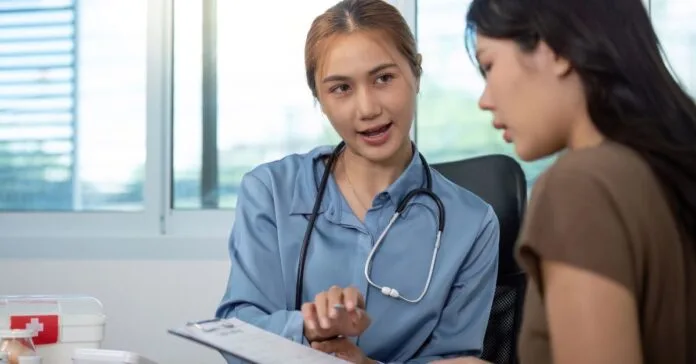 Doctoer General practitioner A general practitioner consulting with a patient in a clinic setting. Photo: stock image